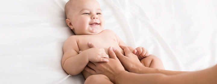 Baby wird massiert